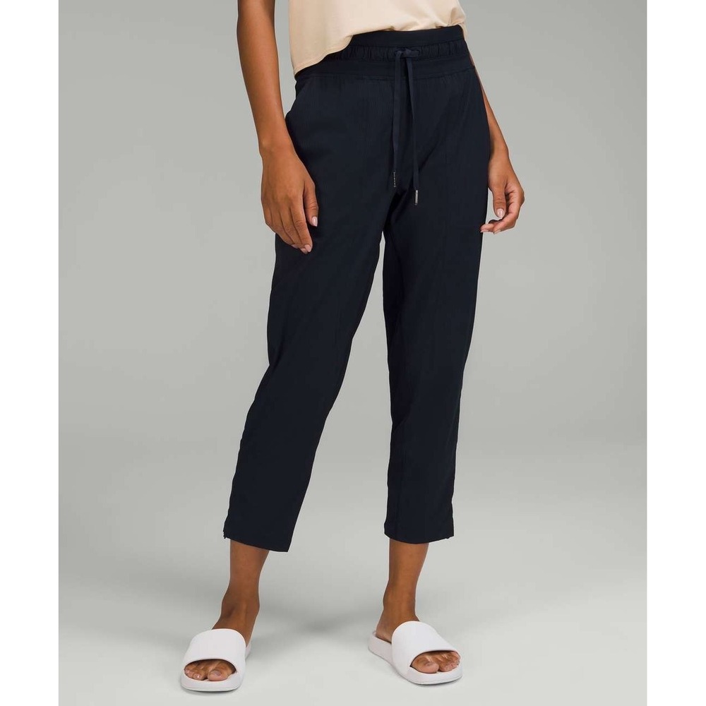 Lululemon Dance Studio Mid-Rise Crop 25" in Navy Size 6